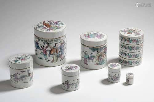 Chine, fin XIXe siècle Ensemble de sept boîtes en porcelaine...