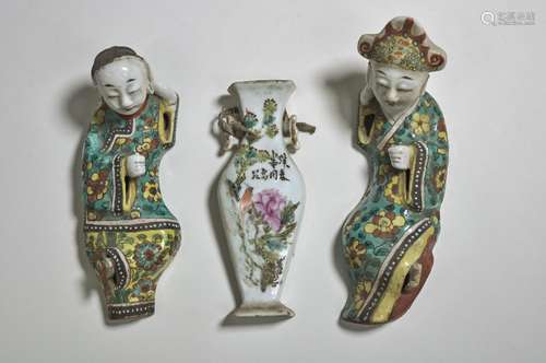 Chine, XIXe siècle Trois sujets en porcelaine