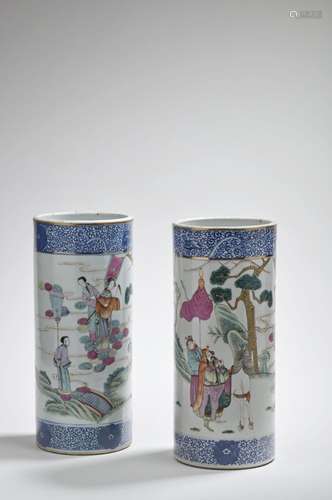 Chine, vers 1920 Paire de vases rouleaux en porcelaine et ém...