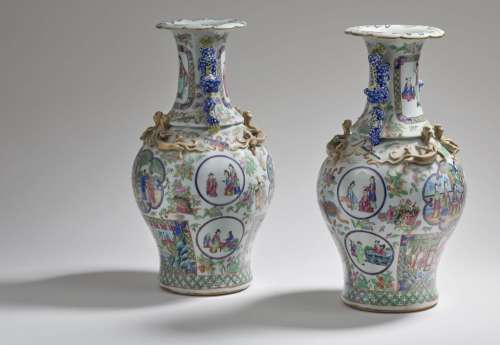 Chine, fin XIXe siècle Paire de vases en porcelaine et émaux...