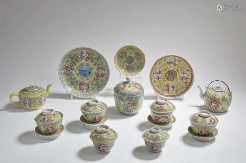 Chine, fin XIXe siècle Ensemble de douze pièces en porcelain...