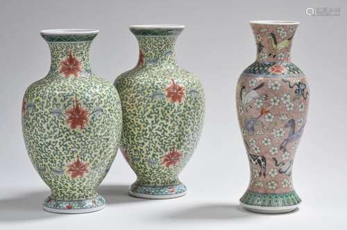 Chine, première moitié du XXe siècle Trois vases en porcelai...