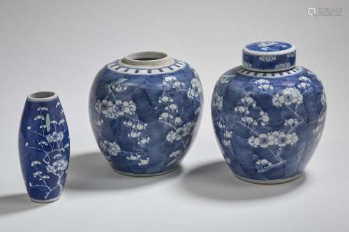 Chine, XIXe siècle Garniture en porcelaine bleu-blanc