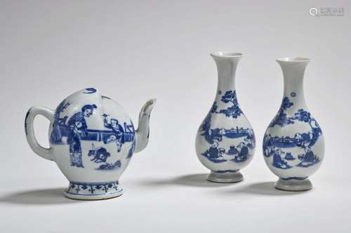 Chine, XIXe siècle Paire de petits vases en porcelaine bleu-...