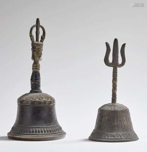 Tibet, vers 1900 Paire de cloches Ganta en bronze