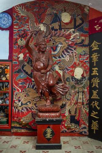 Chine, XIXe siècle Statue en bois laqué rouge