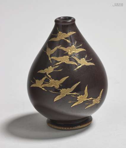 Japon, période Meiji (1868-1912) Petit vase en faïence émail...