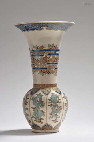 Japon, fin XIXe siècle Vase à col pavilloné en faïence de Sa...