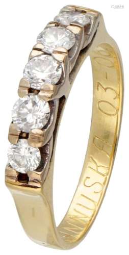 18K. Yellow gold alliance ring set with approx. 0.60 ct. dia...
