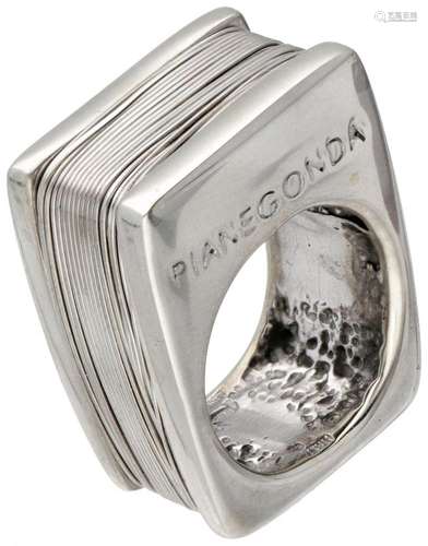 Sterling silver Pianegonda design ring.