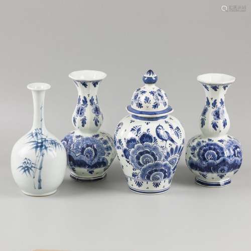 A lot comprising (4) Delft vases a.w. with blue-and-white dé...