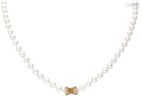 Vintage single strand pearl necklace with 18K. yellow gold c...