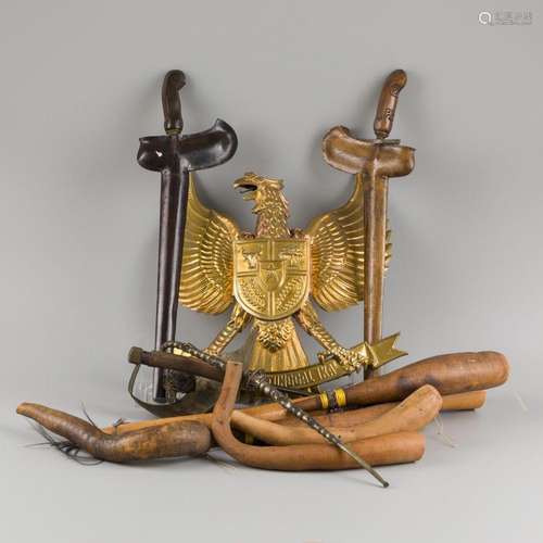 A lot comprising various items a.w. originating from the Ind...