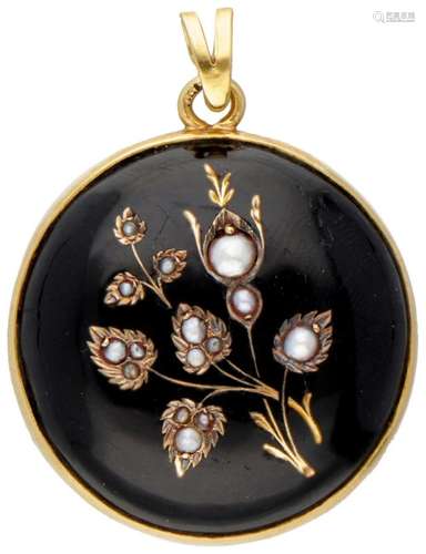 18K. Yellow gold vintage pendant with seed pearls and black ...