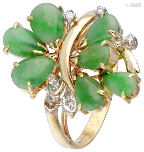 BLA 10K. Yellow gold vintage ring set with jade and diamond.