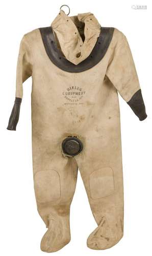 A deep sea diving suit, begin 20e eeuw.