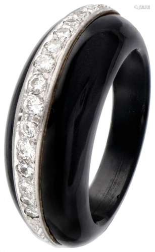 Ring made of onyx set with approx. 0.16 ct. diamond in a 14K...