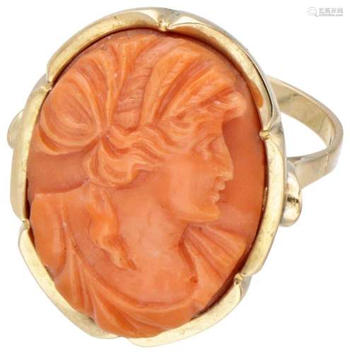 14K. Yellow gold vintage ring set with a red coral cameo.