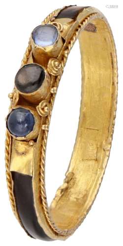 14K. Yellow gold antique ring set with approx. 0.15 ct. natu...