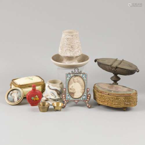 A lot comprised of various items a.w. two pyrogènes and one ...