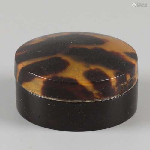 A tortoiseshell powder box, late 19th century.