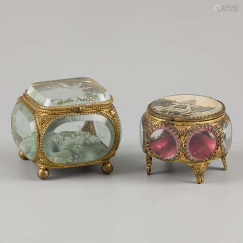 A lot comprising (2) various jewelry boxes / 'boîtes de...