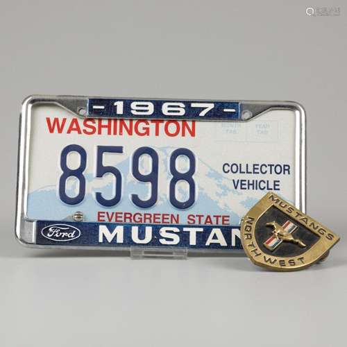 A badge and (replica) plate of a Ford Mustang 1967.