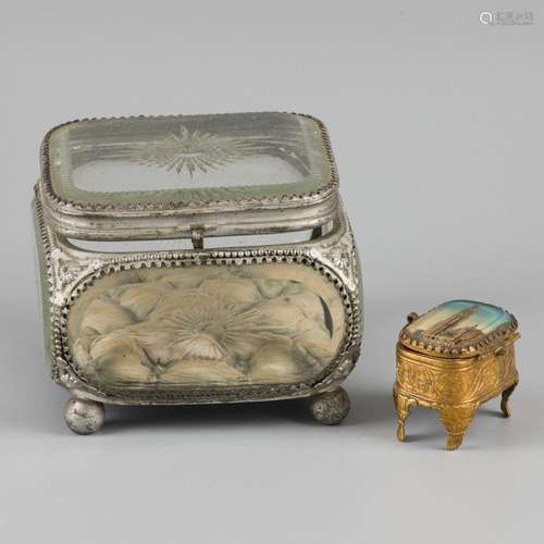 A lot comprising (2) various jewelry boxes / 'boîtes de...