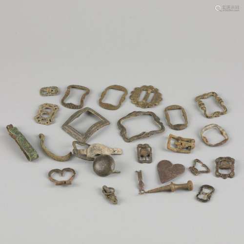 A large lot archeological findings, various clasps, fibulae ...