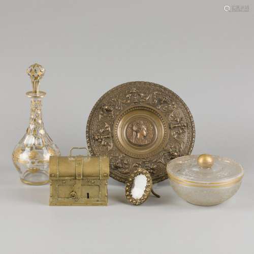 A (6) piece lot a.w. a tazza and lidded box, various origins...