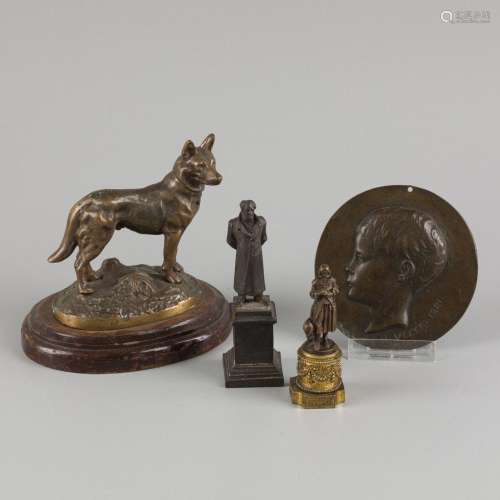 A (4) piece lot comprising various items a.w. a miniature st...