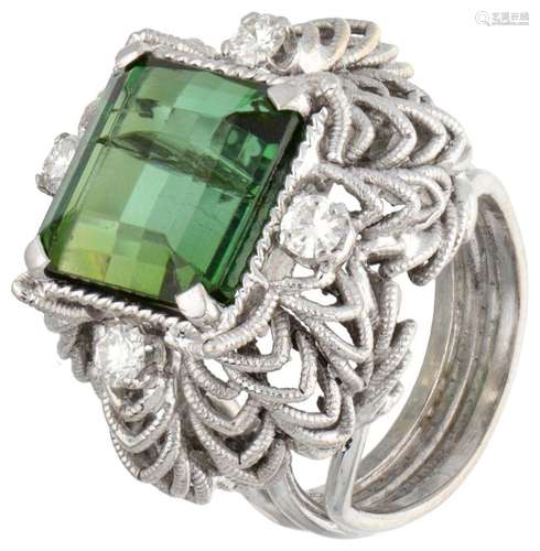 18K. White gold cocktail ring set with approx. 7.65 ct. natu...