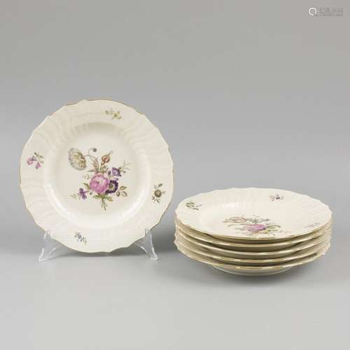 A set of (6) porcelain dinner plates decorated with flowers,...