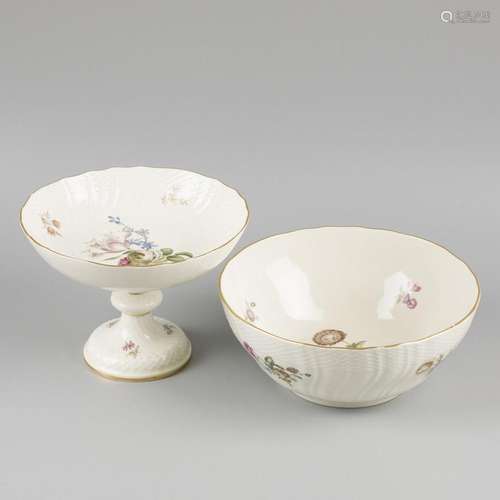 A lot consisting of a porcelain tazza and bowl decorated wit...