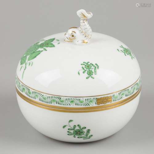 A porcelain lidded box with Apponyi Green decor. Herend, lat...