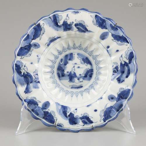 An earthenware folding dish with Chinoiserie decoration. Del...