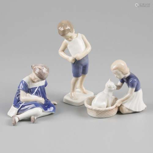 A lot comprising (3) various figurines, Royal Copenhagen, De...