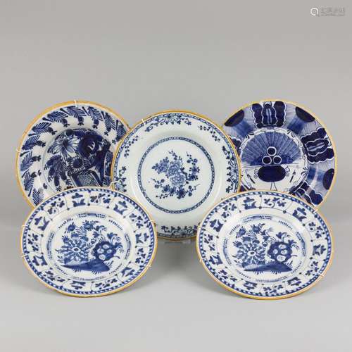 A lot of (5) earthenware plates among which peacock tail dec...