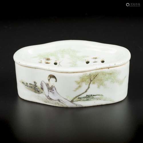 A porcelain qianjiang cai cricket box. China, Republic perio...