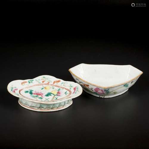 A lot of (2) porcelain bowls with floral decoration. China, ...