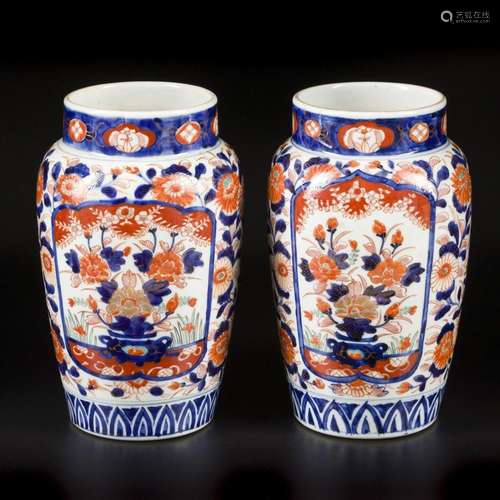 A set of (2) porcelain vases with Imari decoration. Japan, l...