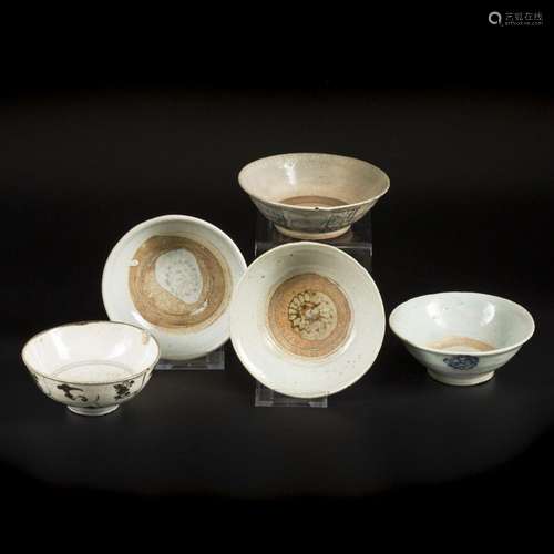 A lot of (5) Swatow earthenware bowls. China, 19th century a...