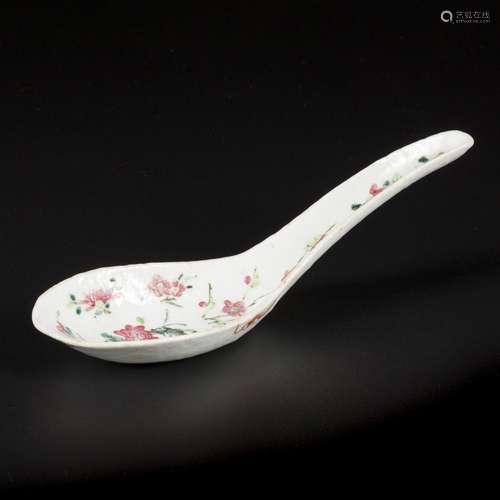 A porcelain famille rose spoon decorated with a grasshopper....