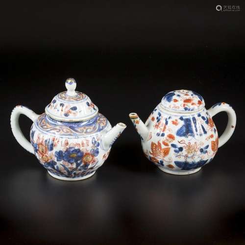 A lot of (2) porcelain teapots with Imari decoration. China,...