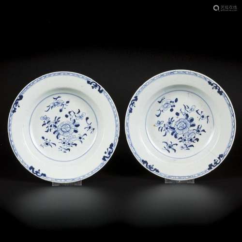 A set of (2) porcelain plates with floral decoration. China,...