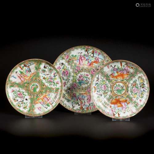 A lot of (3) porcelain plates with Canton decor. China, 19th...