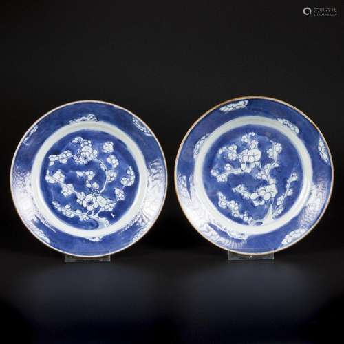 A set of (2) porcelain plates with prunus decor. China, 18th...