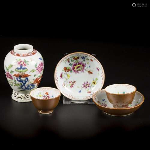 A lot consisting of a porcelain famille rose tea pot and (2)...