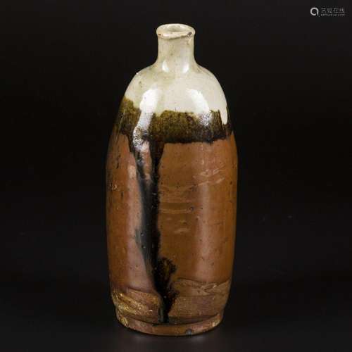 A porcelain Saké bottle. Japan, 19th century.