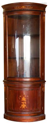 A mahogany corner dislplay cabinet, 20th century.